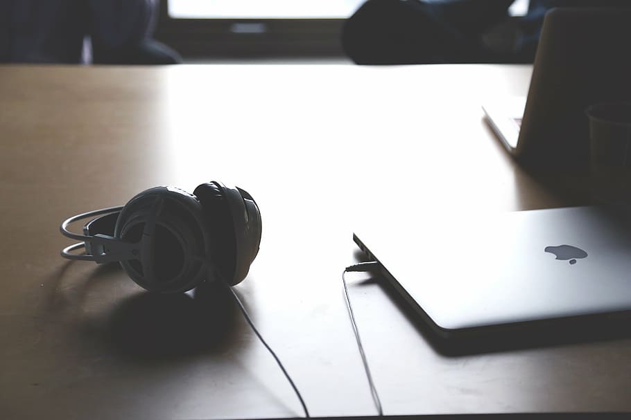 silver MacBook beside headphones on tagble, gray, black, headphonems HD wallpaper