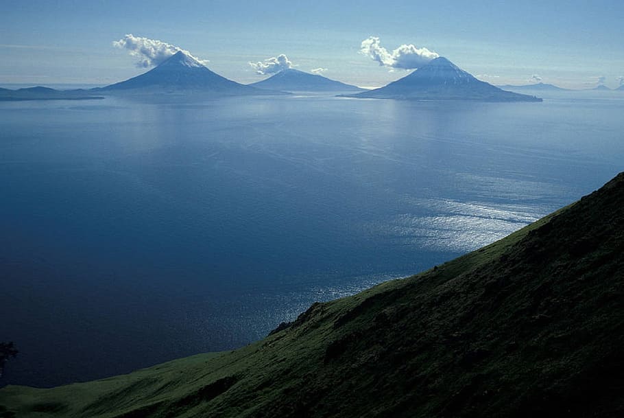 aerial photo of large calm body of water, islands, chain, mountains HD wallpaper