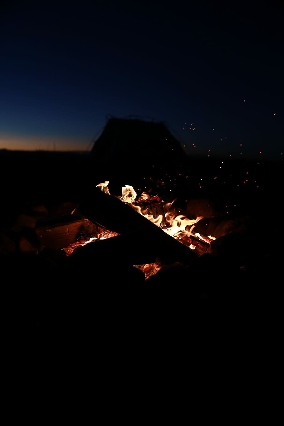bonfire during nigh time, campfire near tent, burning, night, HD wallpaper
