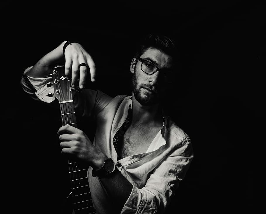 grayscale photo of man holding guitar, grayscale photo of man holding guitar in dark room, HD wallpaper