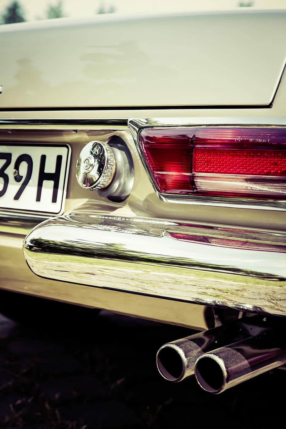 white car, close up photography of white vehicle taillight, fender, HD wallpaper