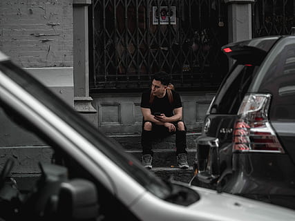 man sitting on black stairs, man sitting on stairs near vehicle son road HD wallpaper