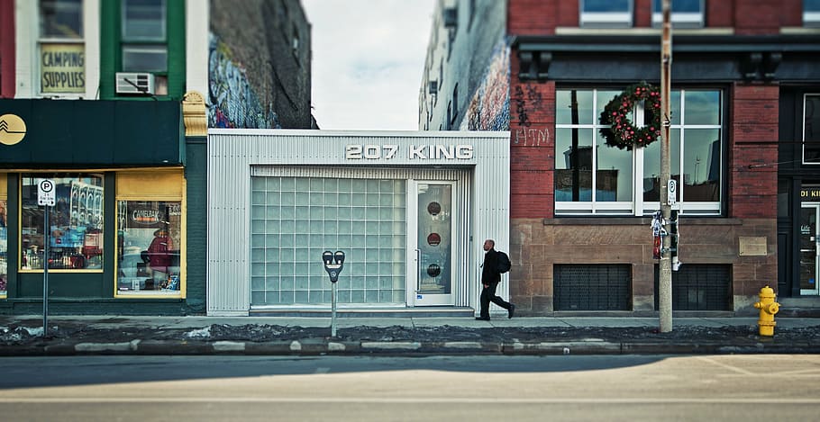 2017 King stall, man, walking, pass, white, building, daytime HD wallpaper