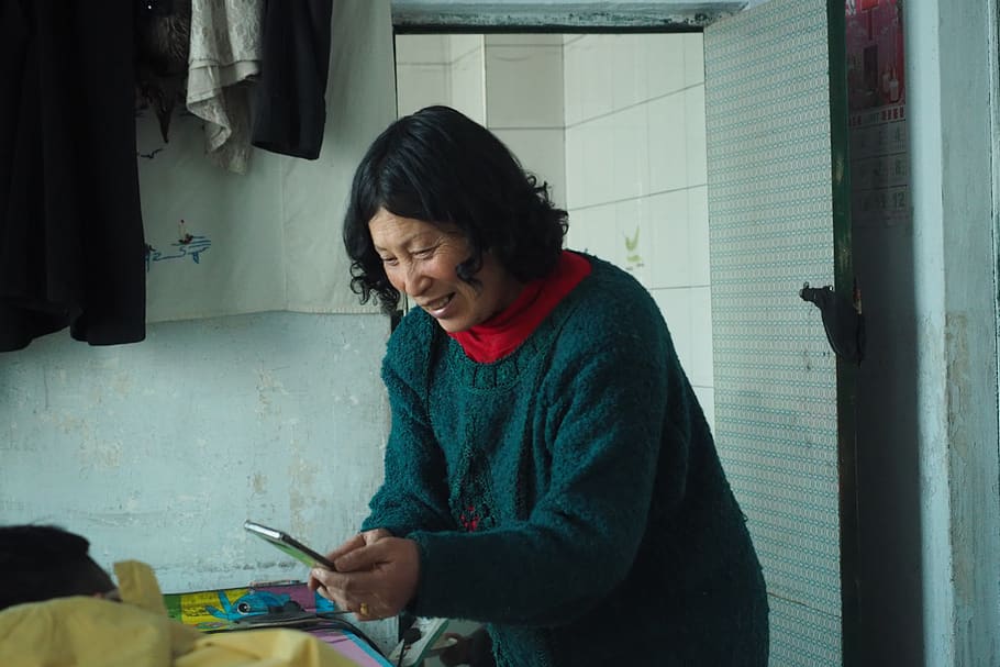 chinese old lady, smiling expression, rural, one person, indoors HD wallpaper