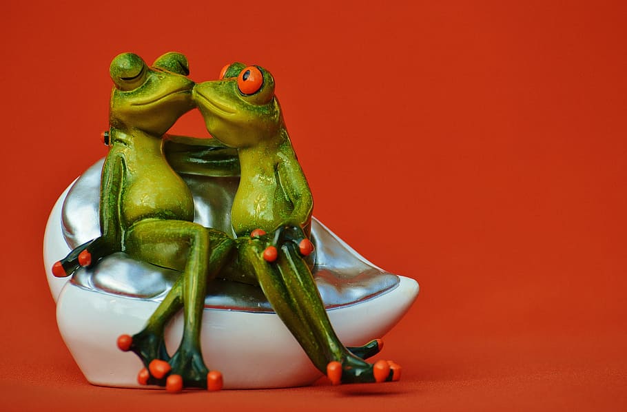 two frog sitting ceramic figurine, frogs, lovers, funny, together