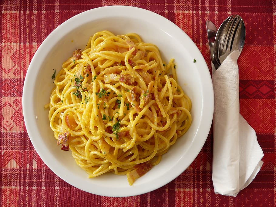 cooked noodle food on white bowl, spaghetti carbonara, pasta, HD wallpaper
