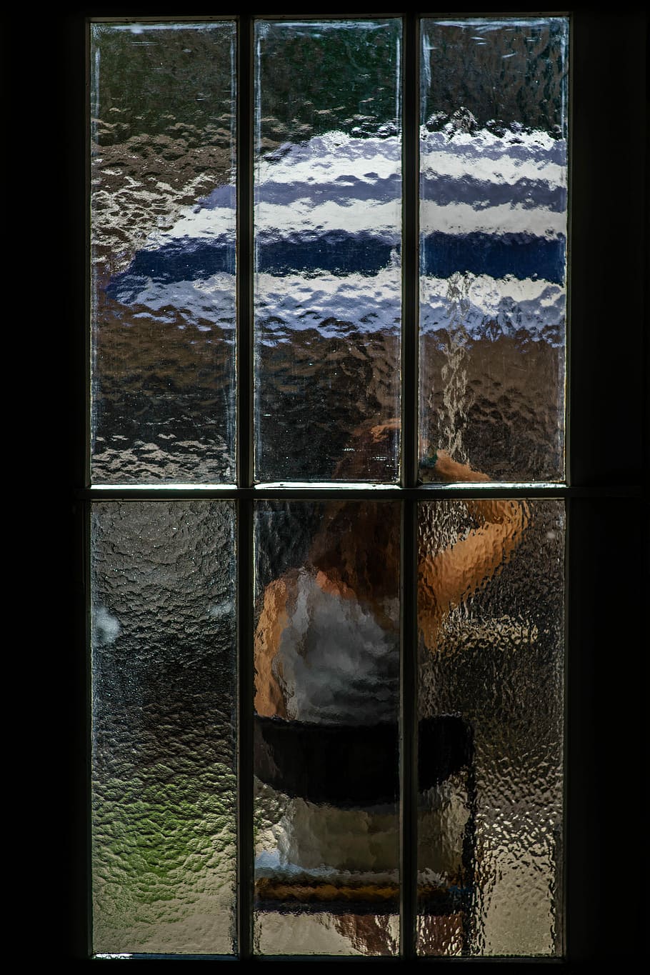 photo of clear glass window, frosted glass window showing person under umbrella HD wallpaper