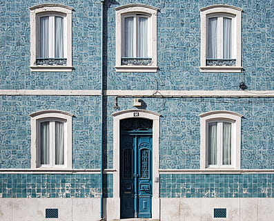 blue and white concrete house with five windows, blue and white concrete building during daytime HD wallpaper
