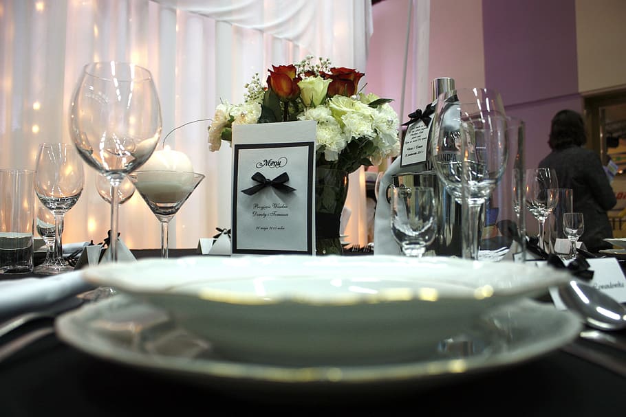 round white plate beside wine glasses, service dinnerware, plate dinnerware HD wallpaper