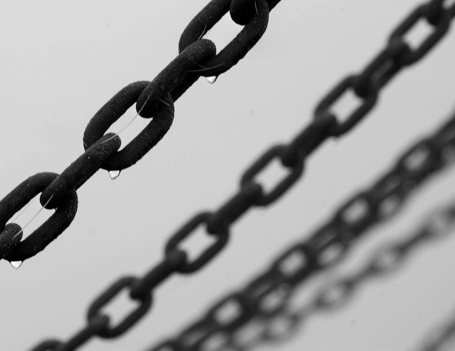 selective focus photography of black chain, steel, rusty, underneath HD wallpaper