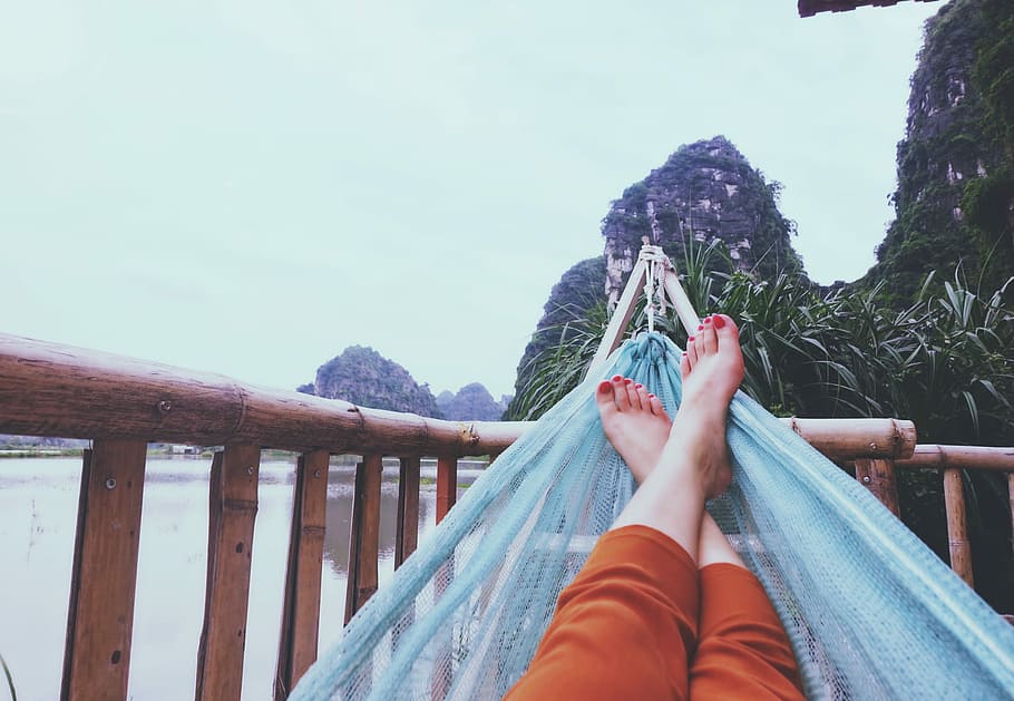 person on hammock, woman laying down on blue hammock, legs, relax HD wallpaper