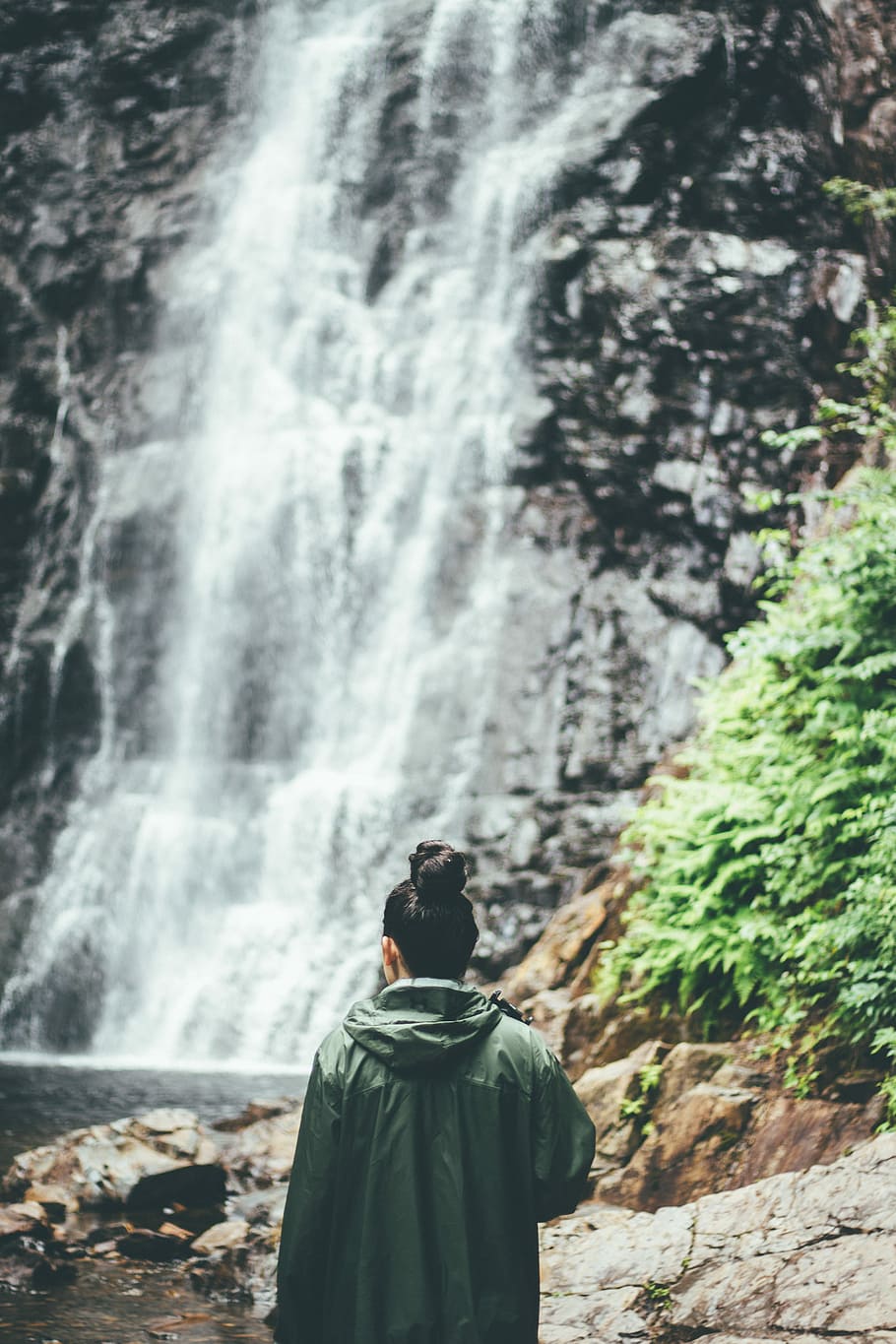 woman standing near waterfalls, mountain, cliff, tree, female HD wallpaper