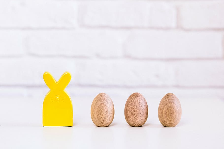 three brown egg on white surface, bunny, toy, eggs, eater, wood - Material HD wallpaper