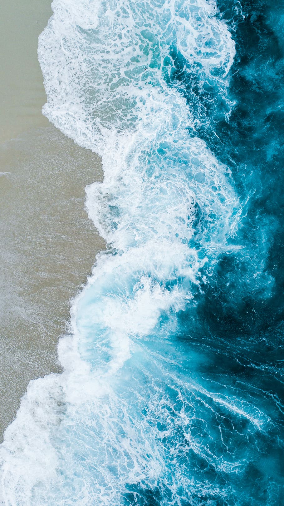 body of water on beach shore, timelapse photography of waves splashing on shore HD wallpaper