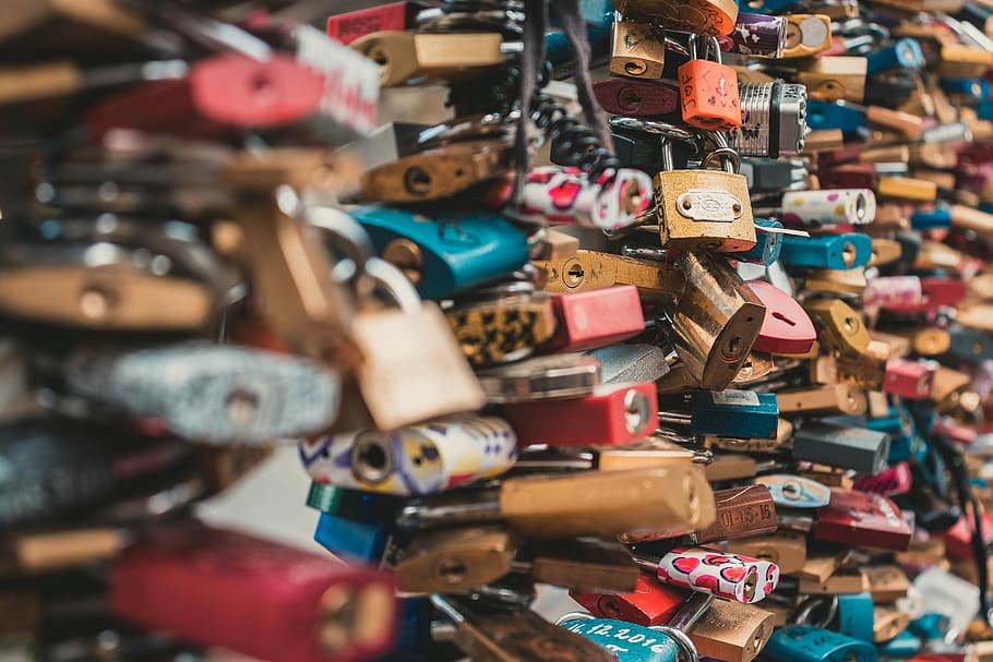 shallow focus photography of love lock, assorted-color promise padlock lot, HD wallpaper