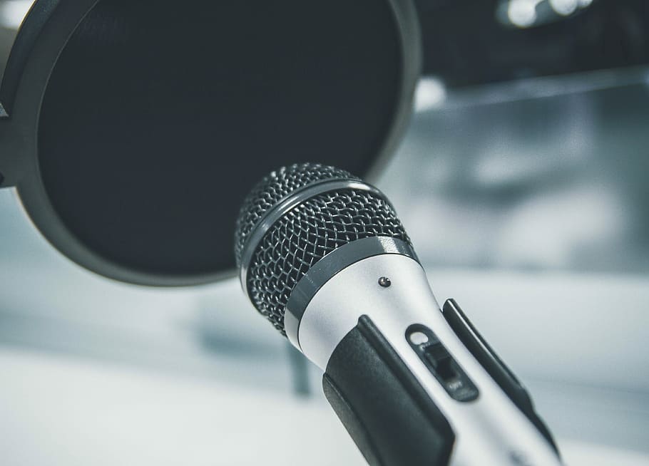 gray and black dynamic microphone with filter, shallow focus of gray dynamic microphone and pop filter HD wallpaper