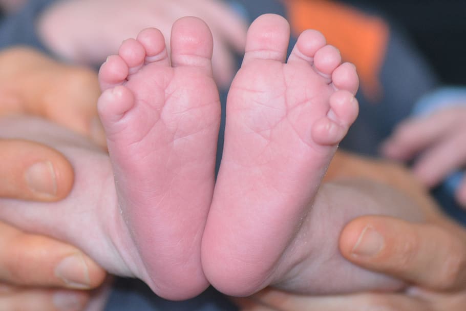 close-up photo of baby's feet, elf toes, baby feet, human body part
