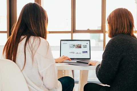 two women talking while looking at laptop computer, two women facing laptop computer HD wallpaper