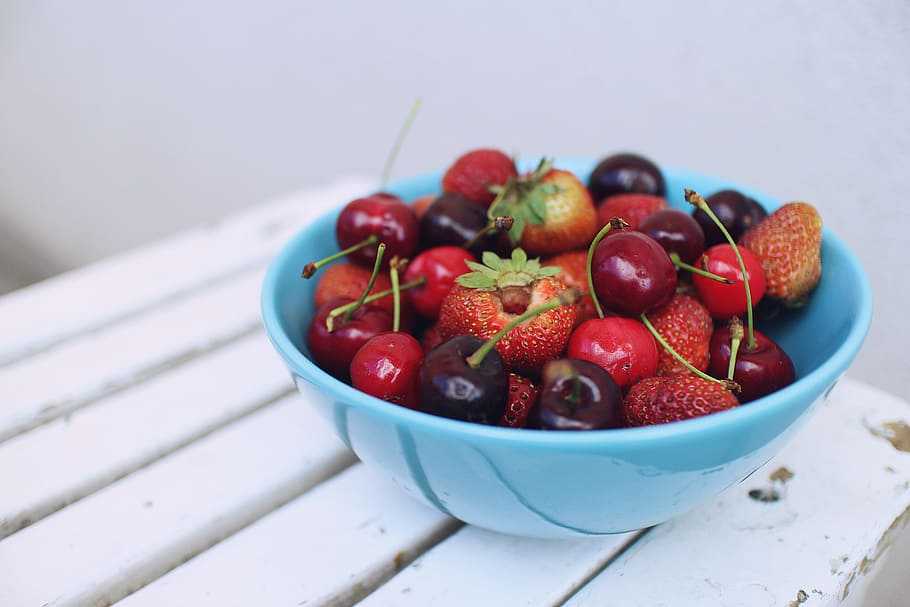 focus photography of strawberries and cherries on blue bowl, red strawberries and cherries in blue ceramic bowl, HD wallpaper