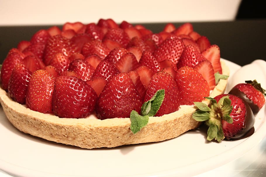 strawberries near black surface, pie, sweet space, strawberry HD wallpaper