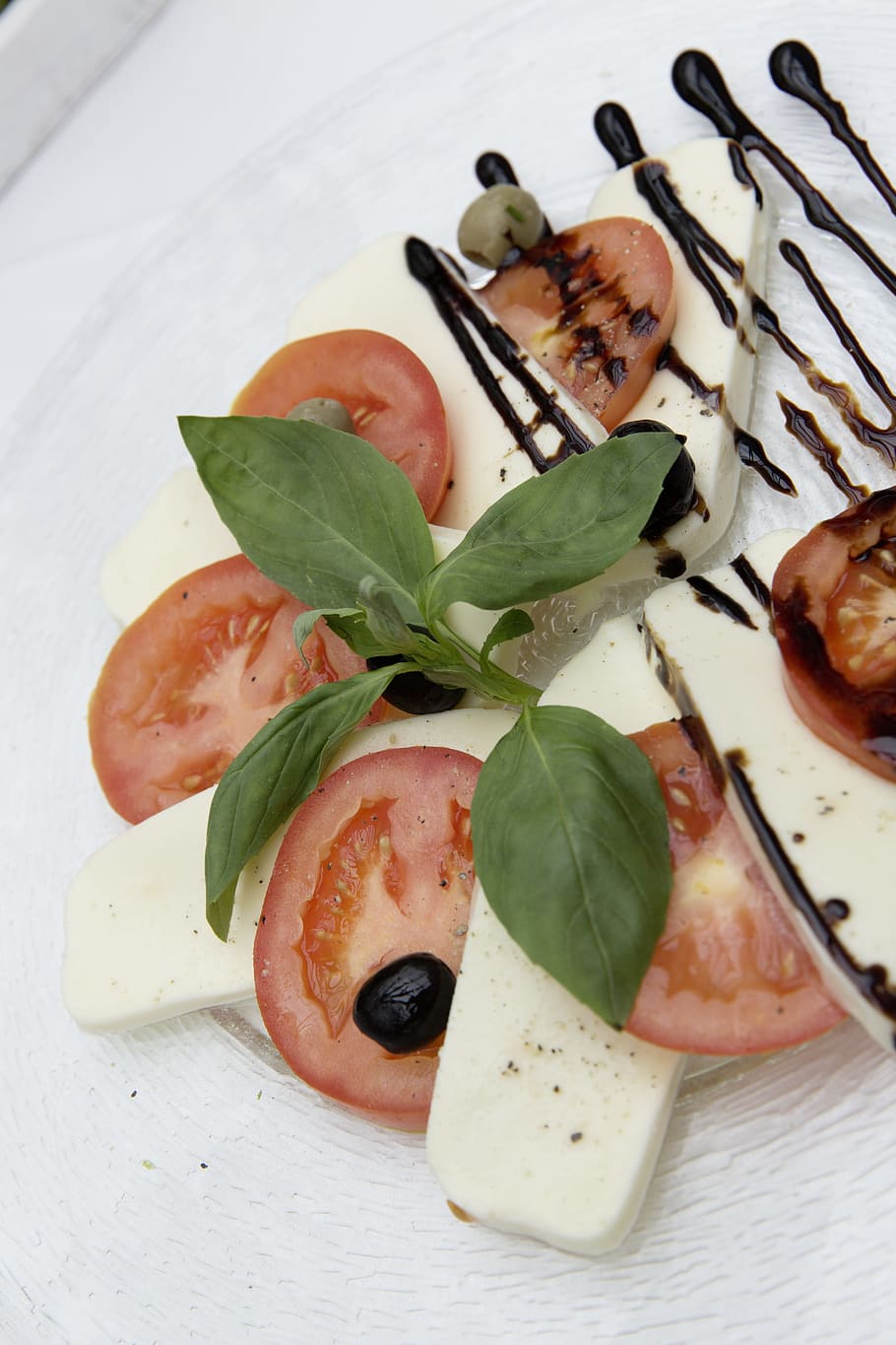 caprese, tomatoes, mozzarella, basil, delicious, frisch, eat HD wallpaper