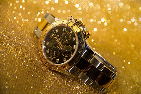 clock-wrist-watch-time-golden-background-thumbnail.jpg