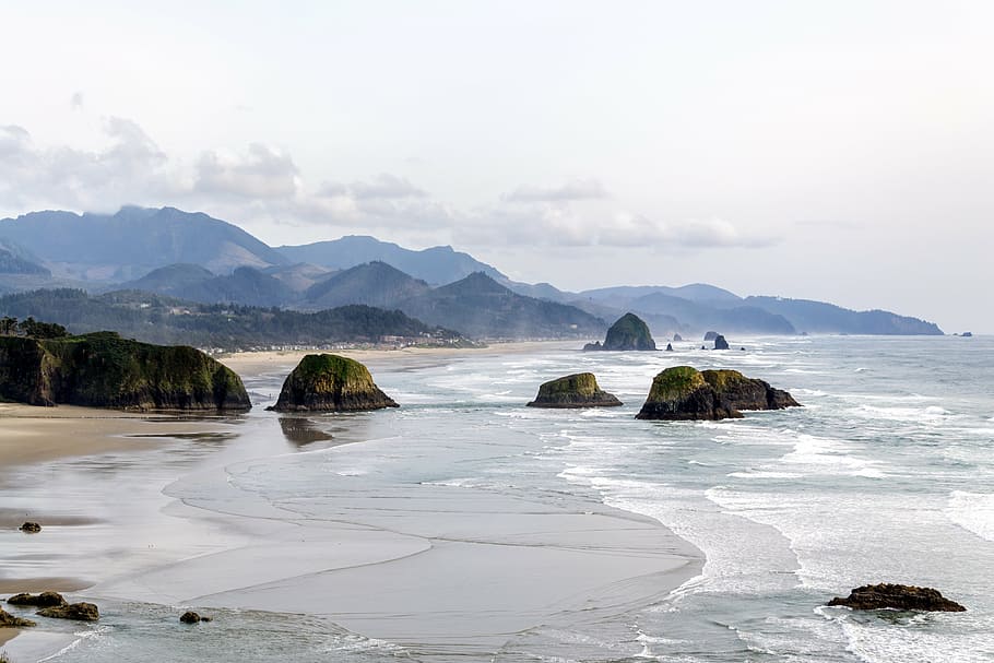 rocks on shore with mountains at distance, photograph, body HD wallpaper