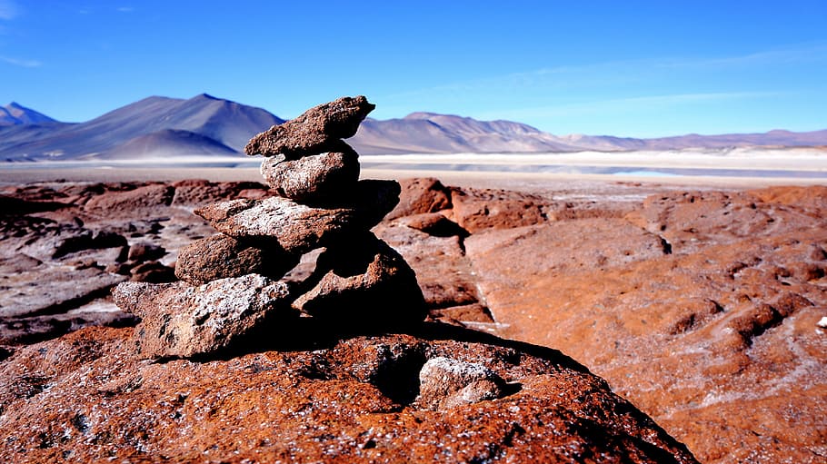 stacked cairn rocks on top of canyon, selective focus of cairn stone HD wallpaper