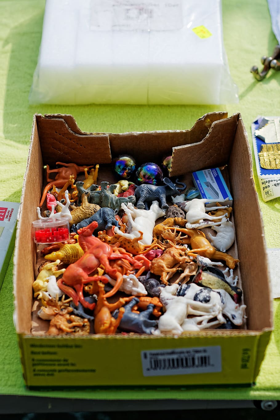 flea market, box, clutter, browse, antiquariat, junk, search HD wallpaper