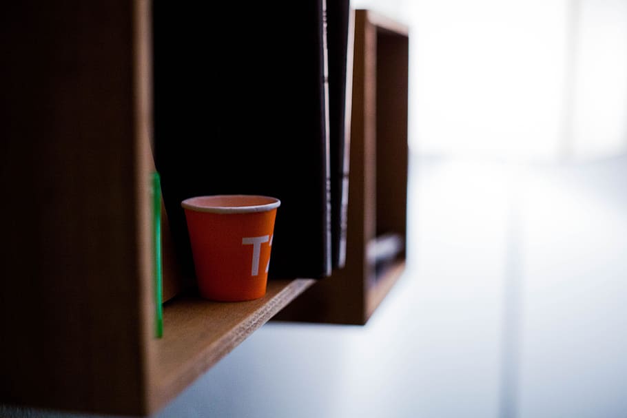 red disposable cup on brown wooden shelf, red plastic cup on wall shelf HD wallpaper