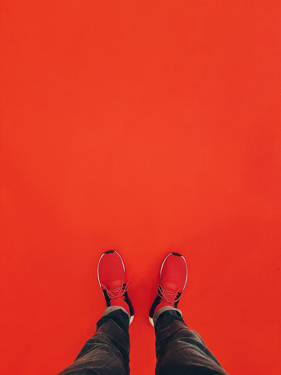 person wearing red running shoe, person wearing red low-top sneakers HD wallpaper
