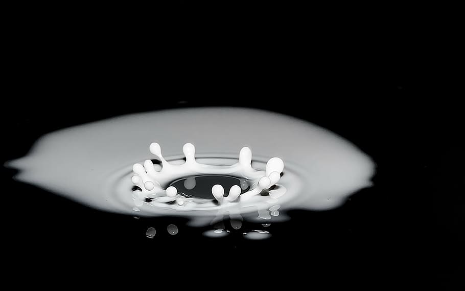 closeup up photo of dropped water, drops of milk, spray, splash, HD wallpaper