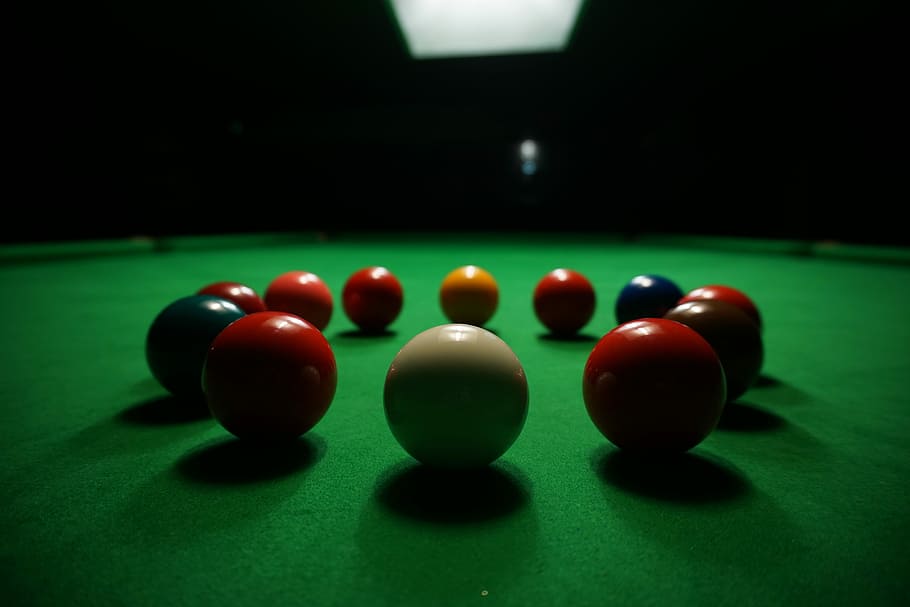 shallow focus photography of billiard balls on green billiard table