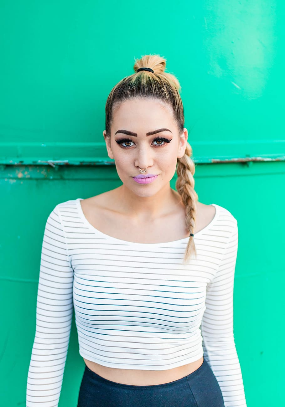 woman standing near green painted wall, woman wearing crop top leaning on green wall HD wallpaper
