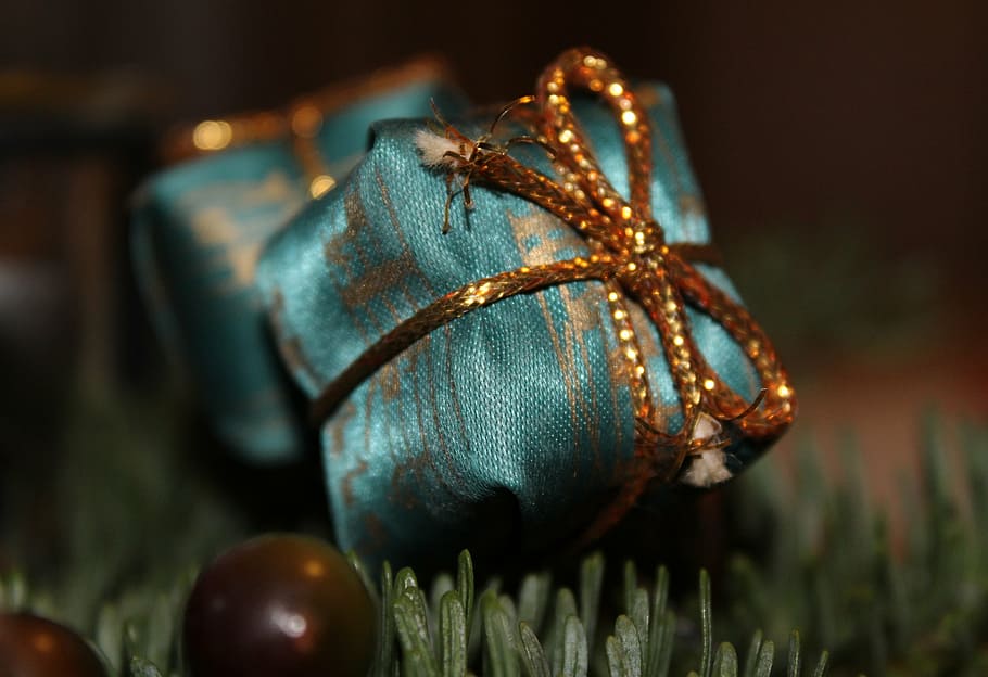 selective photography of green gift box, christmas, decoration HD wallpaper