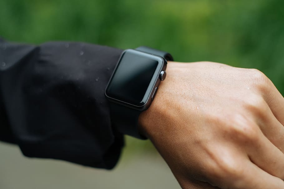person wearing space gray Apple Watch turned off, person wearing space gray aluminum case Apple watc HD wallpaper