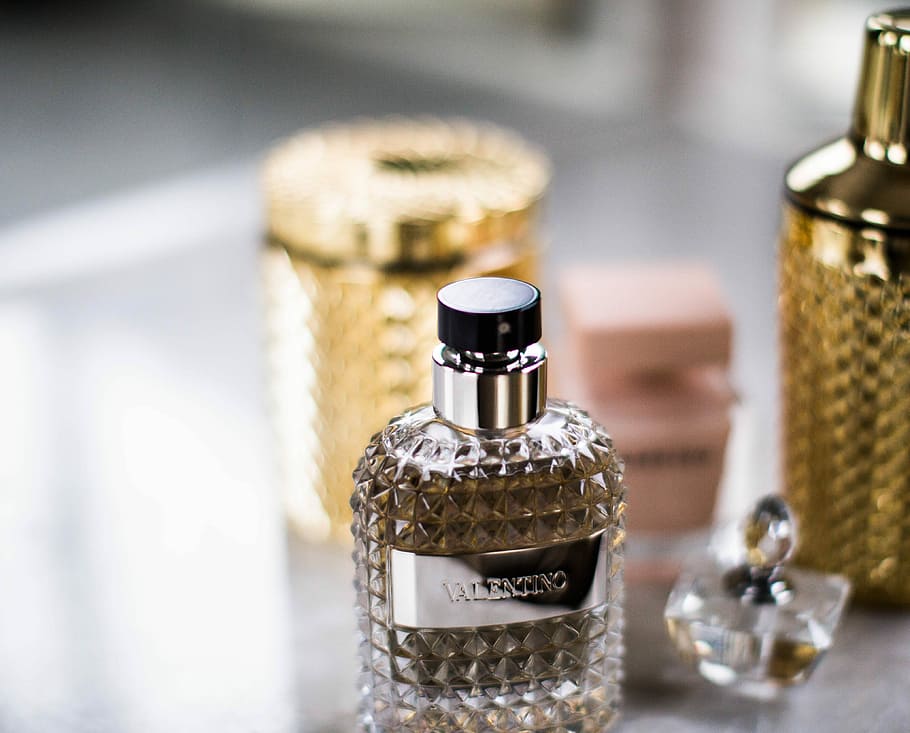 selective focus photo of Valentino fragrance bottle, selective focus photography Valentino fragrance bottle, HD wallpaper