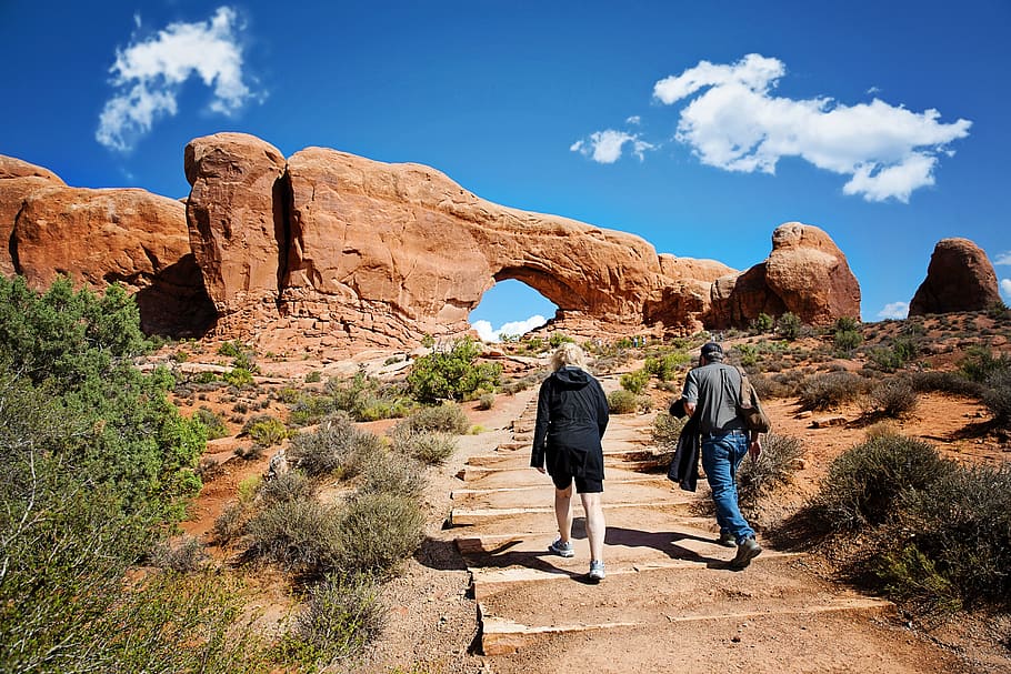 two person walking, moab, utah, red rocks, desert, southwest HD wallpaper