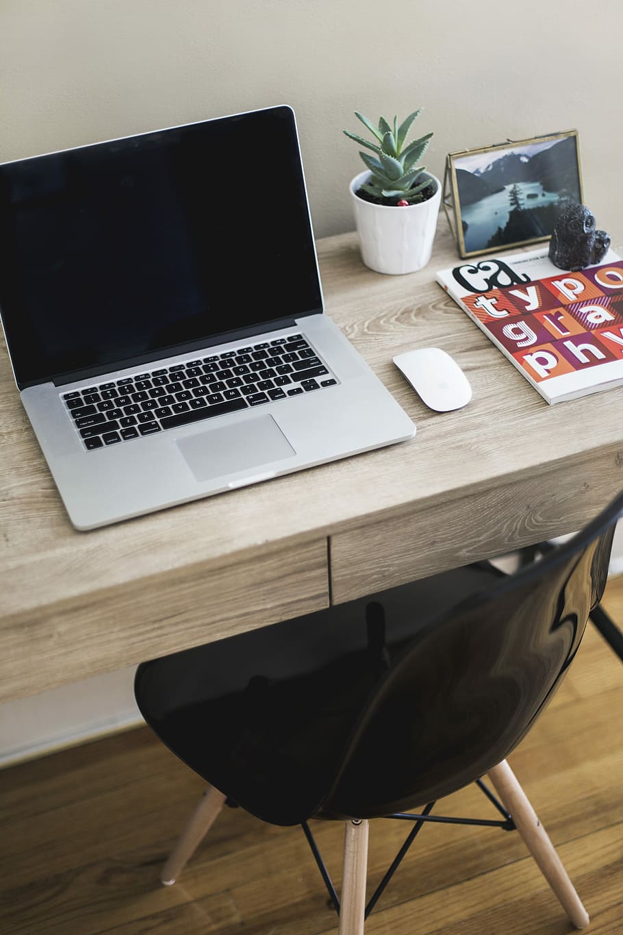 MacBook Pro on table with Magic Mouse, MacBook Pro on brown wooden desk HD wallpaper