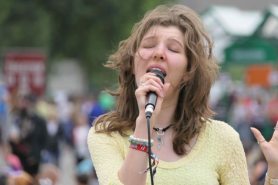 selective focus photograph of singing woman, singer, live, music HD wallpaper