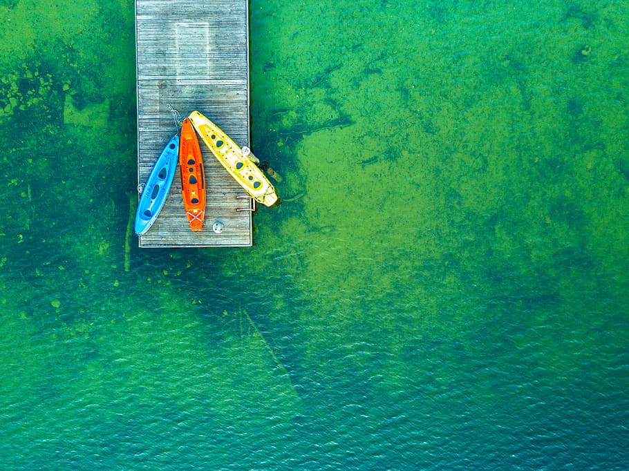 bird's eye photography of red, blue, and yellow kayaks on wooden dock near body of water, aerial view of blue, red, and yellow kayak boats, HD wallpaper