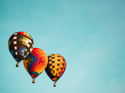 three flying hot air balloons, three hot air balloons, minimal HD wallpaper