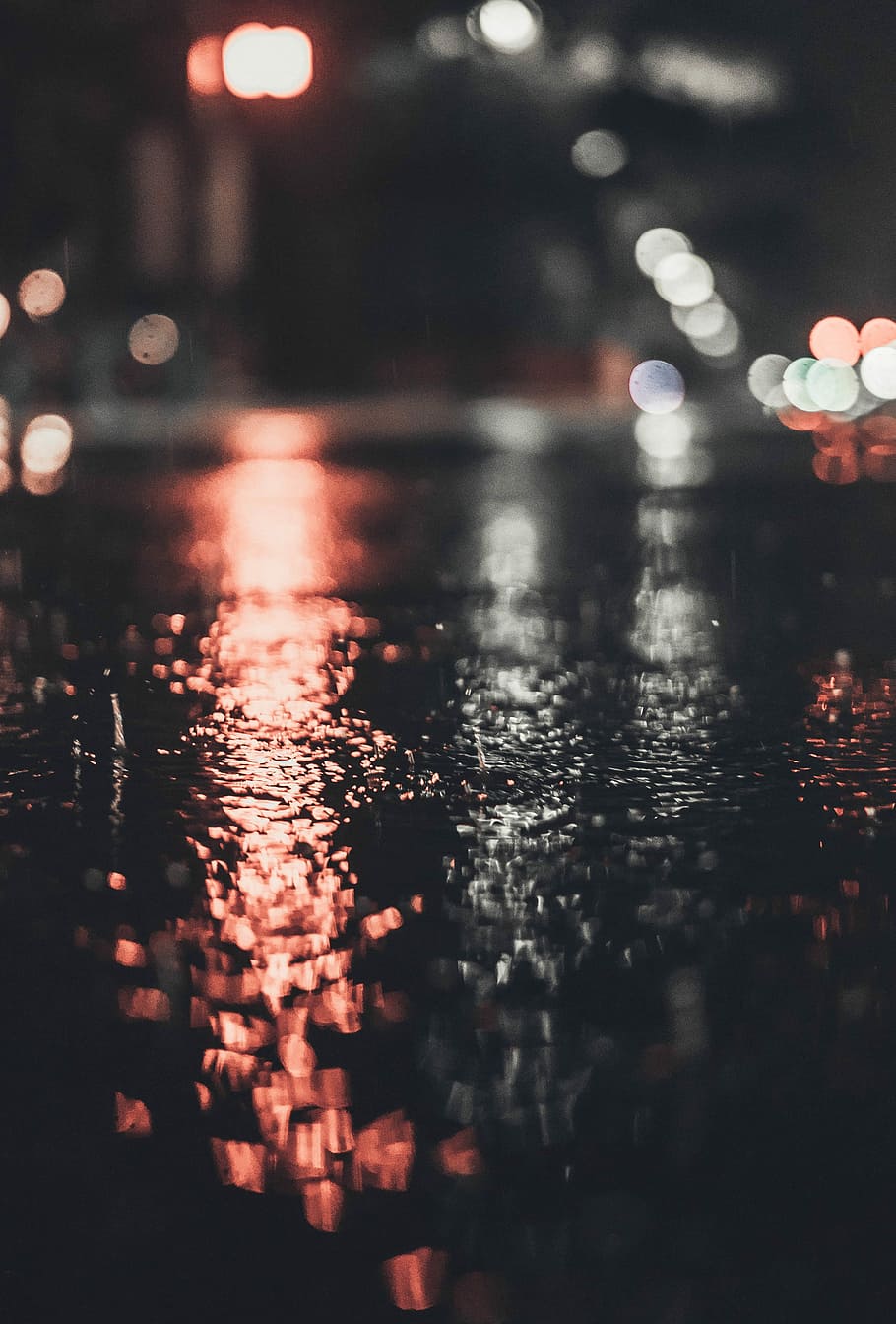 light bokeh during nighttime, close up photo of water on road HD wallpaper