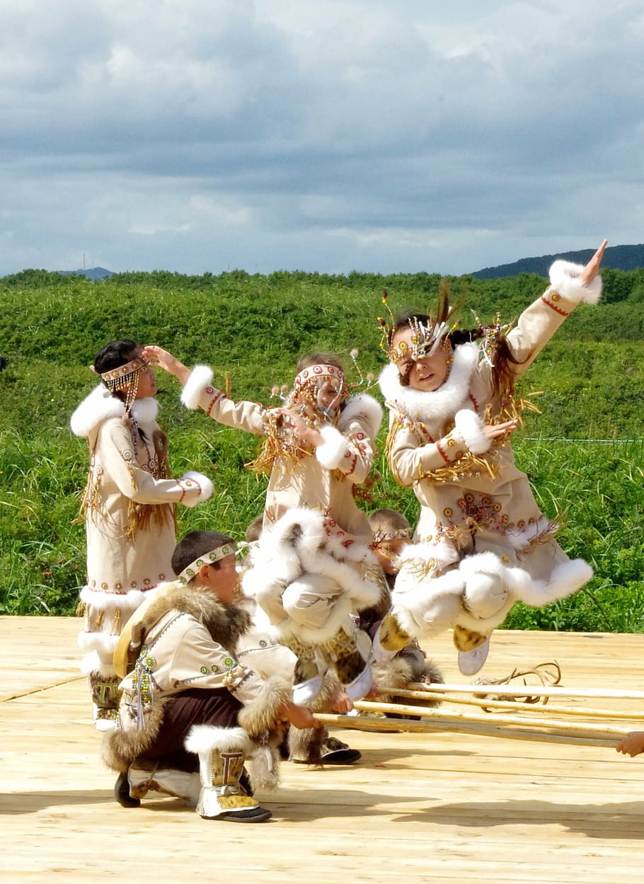 four children dancing near grass field at daytime, kamchatka HD wallpaper