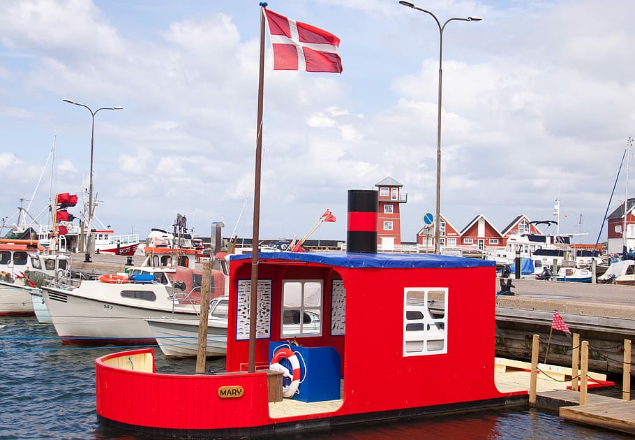 Rasmus, Lump, Ship, Red, Flag, Denmark, harbour, bath, sea HD wallpaper