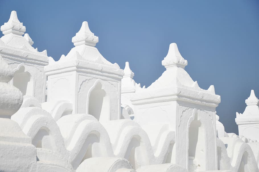 white castle, white concrete building under blue sky during daytime HD wallpaper
