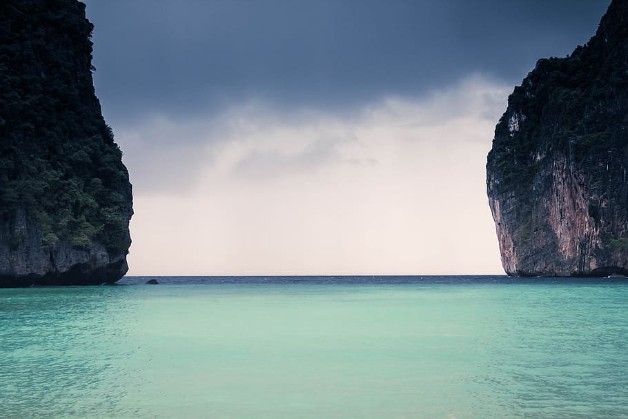 blue body of water under grey cloudy sky, ocean, bay, canyon HD wallpaper