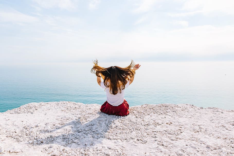 woman sitting on cliff near body of water during daytime, sea HD wallpaper