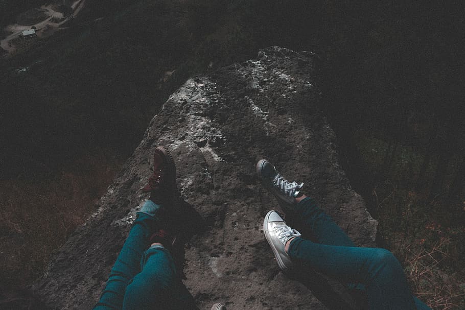 person laying on rock, people lying on ground, cliff, mountain HD wallpaper