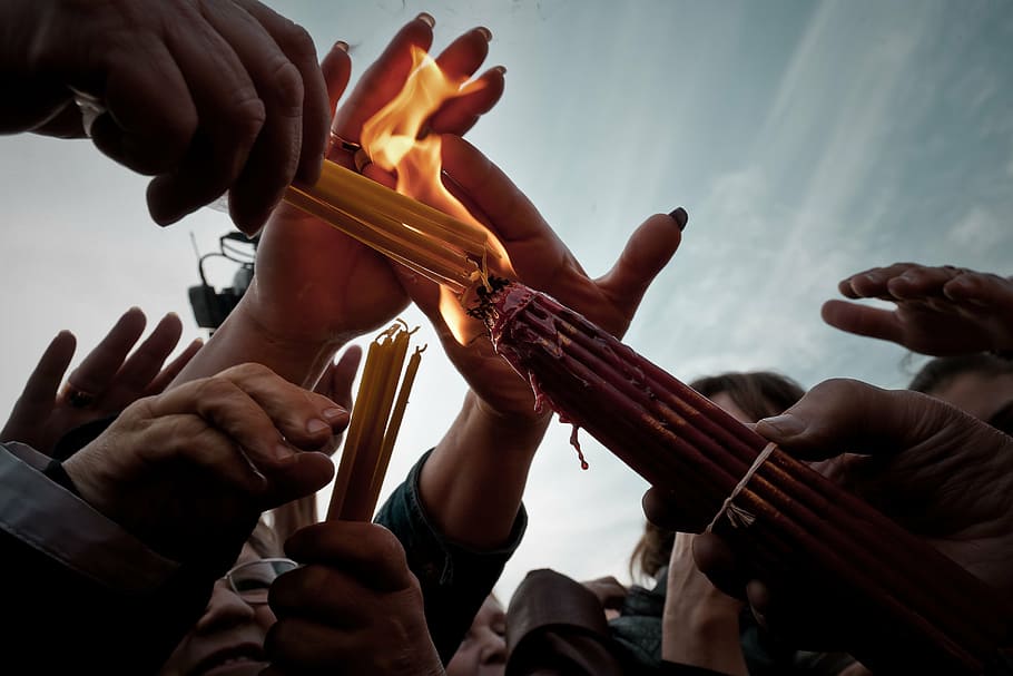 candles, crowd, fingers, fire, flame, group, hands, people HD wallpaper